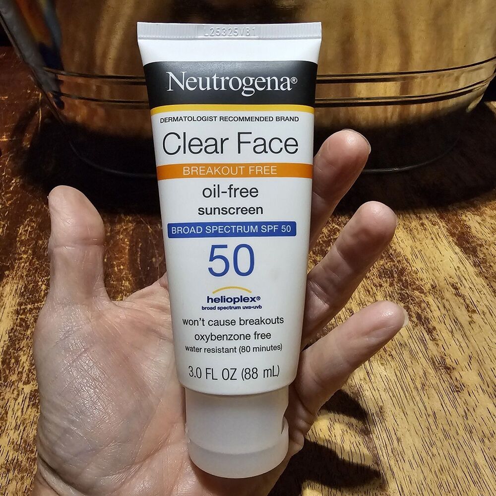 Neutrogena Clear Face Liquid Oil-Free Sunscreen Lotion Broad Spectrum SPF 50 3oz